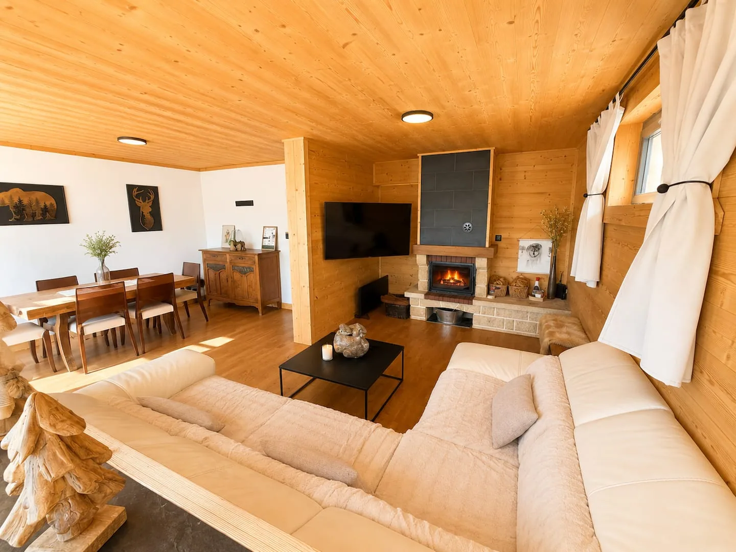 Salon du Chalet Isard avec sa cheminée allumée