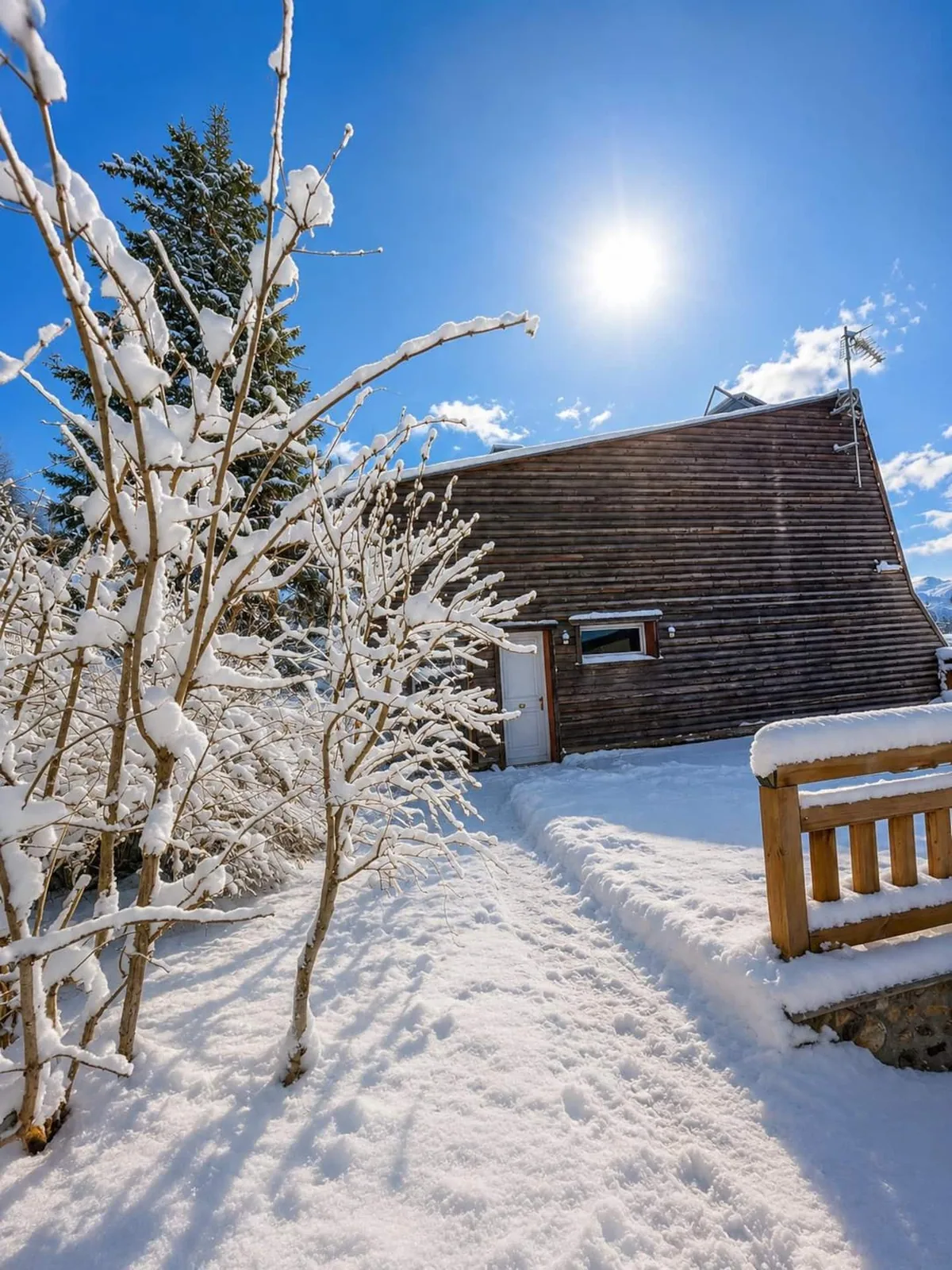 Le Grand Chalet Isard et son jardin sous la neige, à Bolquère Pyrénées 2000, lors d’un hiver précédent
