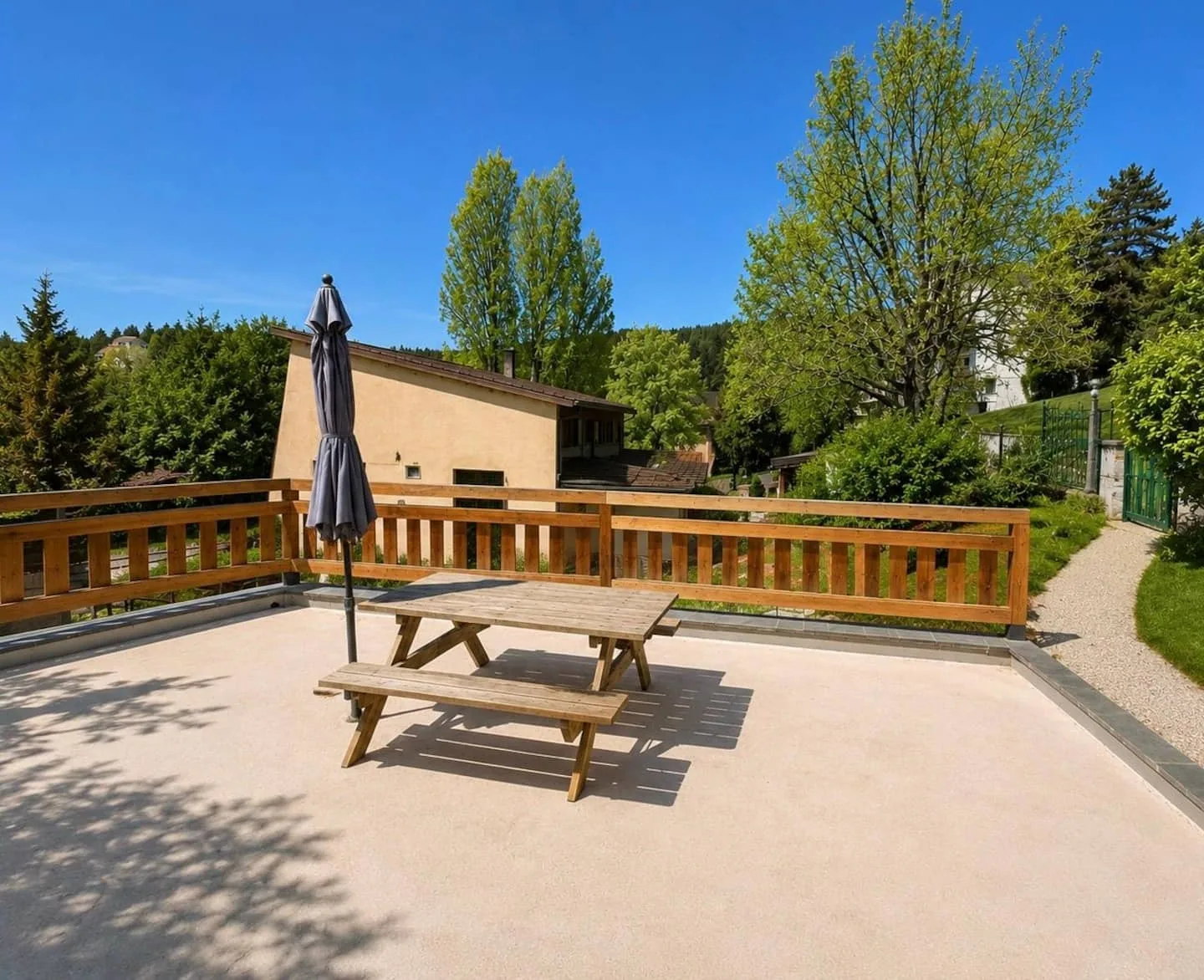 Terrasse du chalet ouverte sur le paysage des Pyrénées